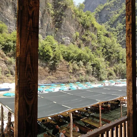 Villa's Gio Shala River Moll' e Shoshit