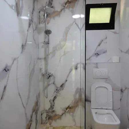 Villa's Gio Shala River Moll' e Shoshit