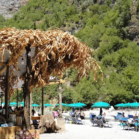 Villa's Gio Shala River Moll' e Shoshit