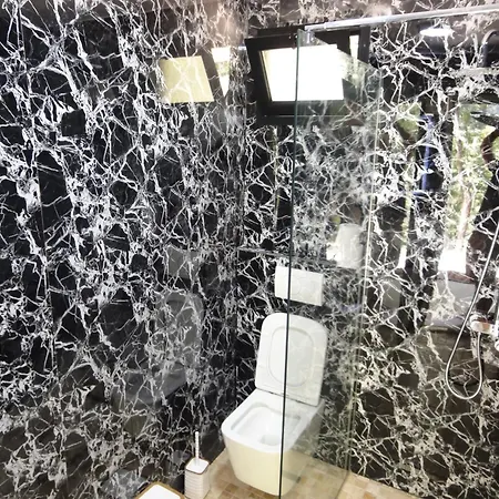 Villa's Gio Shala River Moll' e Shoshit