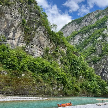 Villa's Gio Shala River Willa Moll' e Shoshit